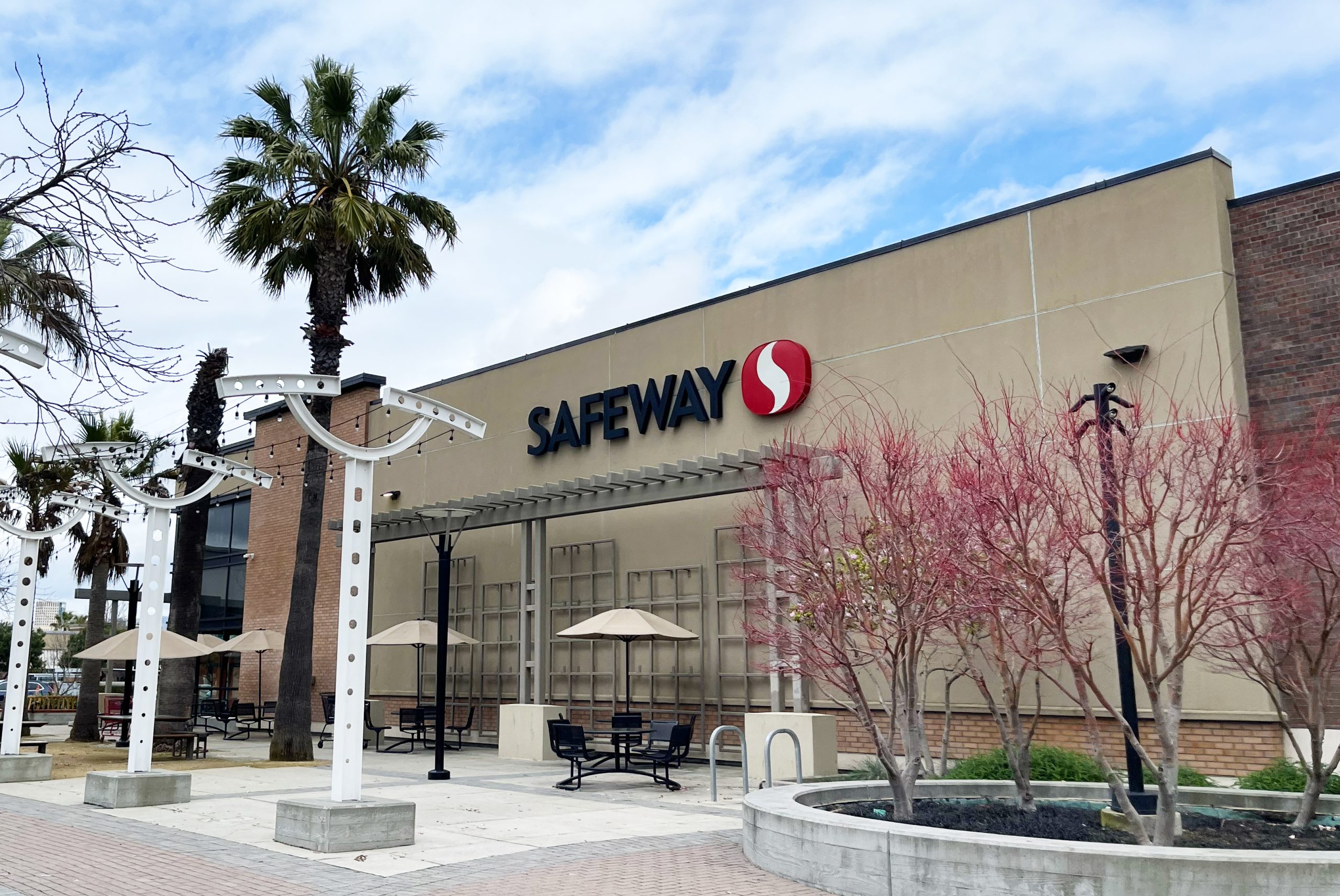 Photo of a Safeway from the front of the store